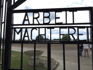 Toraufschrift am ehemaligen KZ Sachsenhausen